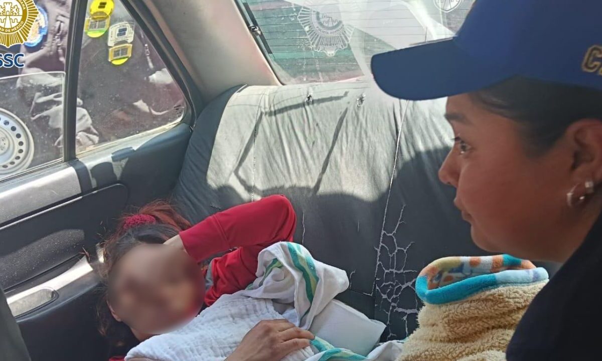 policías ayudan a dar a luz a mujer en un taxi de la CDMX