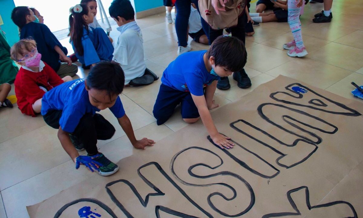 El Preescolar CENDI ISSSTECAM se unió a la jornada por el "Día Mundial de Concienciación sobre el Autismo" con la elaboración de un cartel.