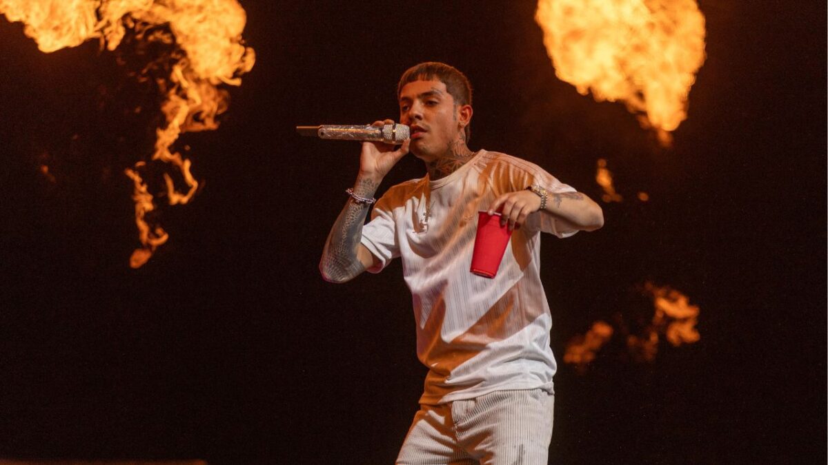 A pesar de que las autoridades suspendieron el Festival Axe Ceremonia, el concierto continúa con Natanael Cano en el Parque Bicentenario.