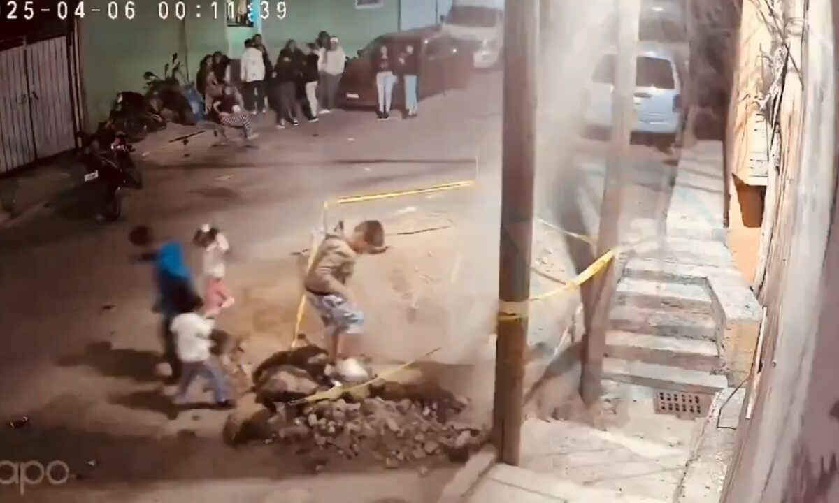 Niños provocan fuga de agua en Naucalpan