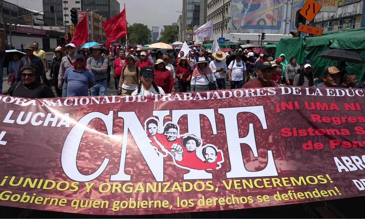 Sheinbaum Pardo indicó que, como parte de su compromiso para la desaparición del Usicamm, se firmará un decreto para que se modifique el proceso de movilidad de los docentes.