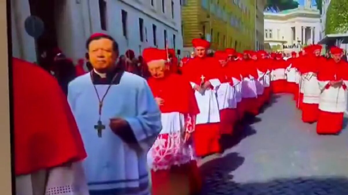 Norberto Rivera participa en los funerales del Papa Francisco.