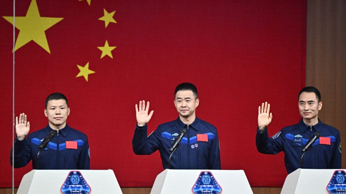 China envía a un nuevo equipo de astronautas a su estación espacial, como parte del programa de Pekin que busca competir con Estados Unidos.