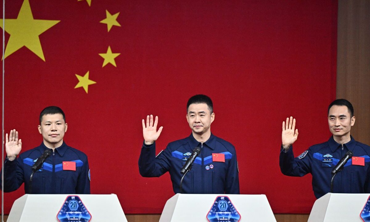 China envía a un nuevo equipo de astronautas a su estación espacial, como parte del programa de Pekin que busca competir con Estados Unidos.