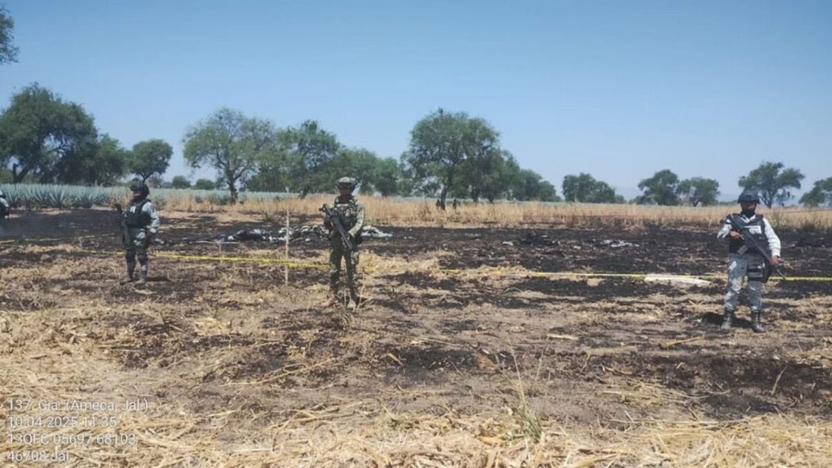 Accidente de una avioneta en Ameca, Jalisco, deja dos oficiales de la Defensa sin vida.