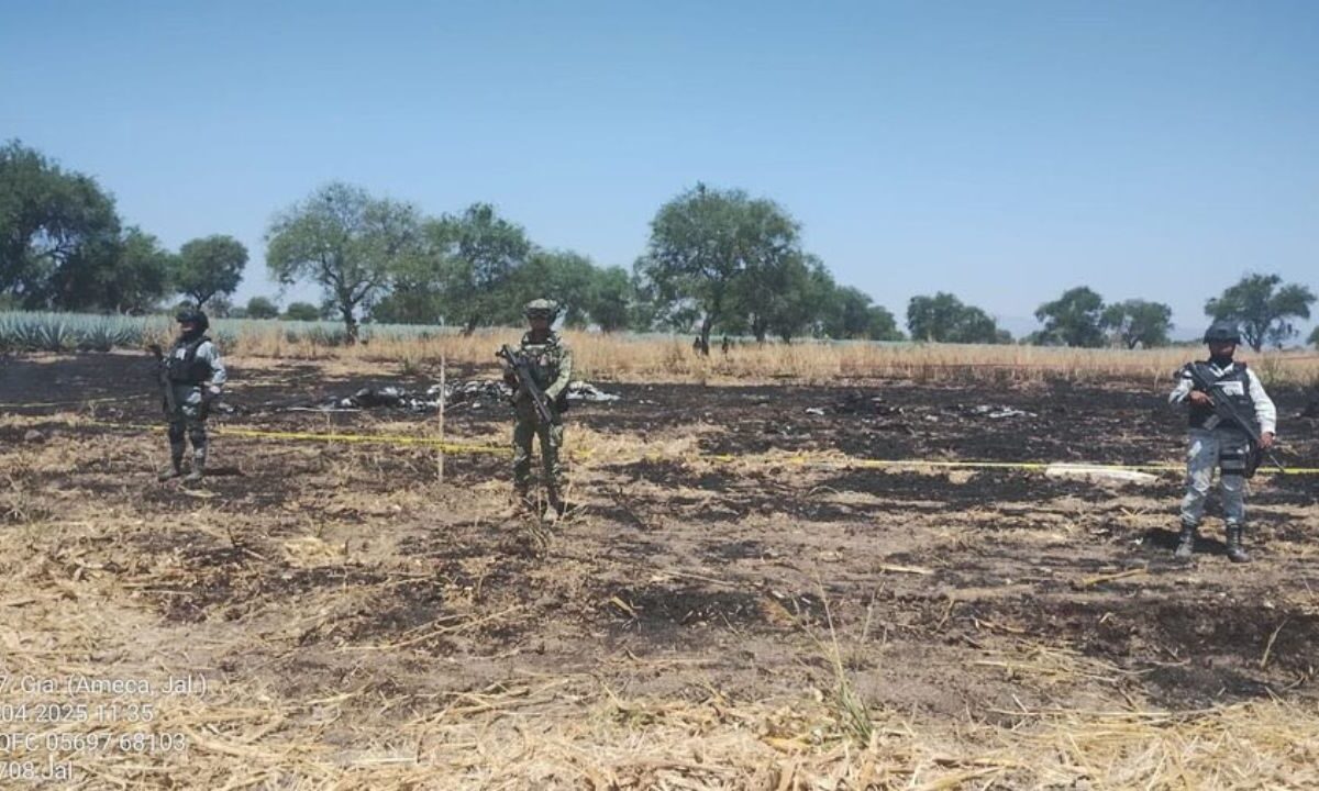 Accidente de una avioneta en Ameca, Jalisco, deja dos oficiales de la Defensa sin vida.