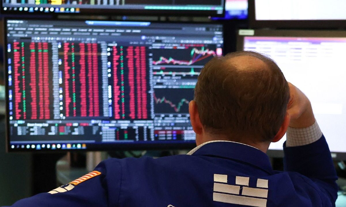Wall Street se perfila hacia un lunes negro, después de que las bolsas asiáticas se desplomaron en la apertura