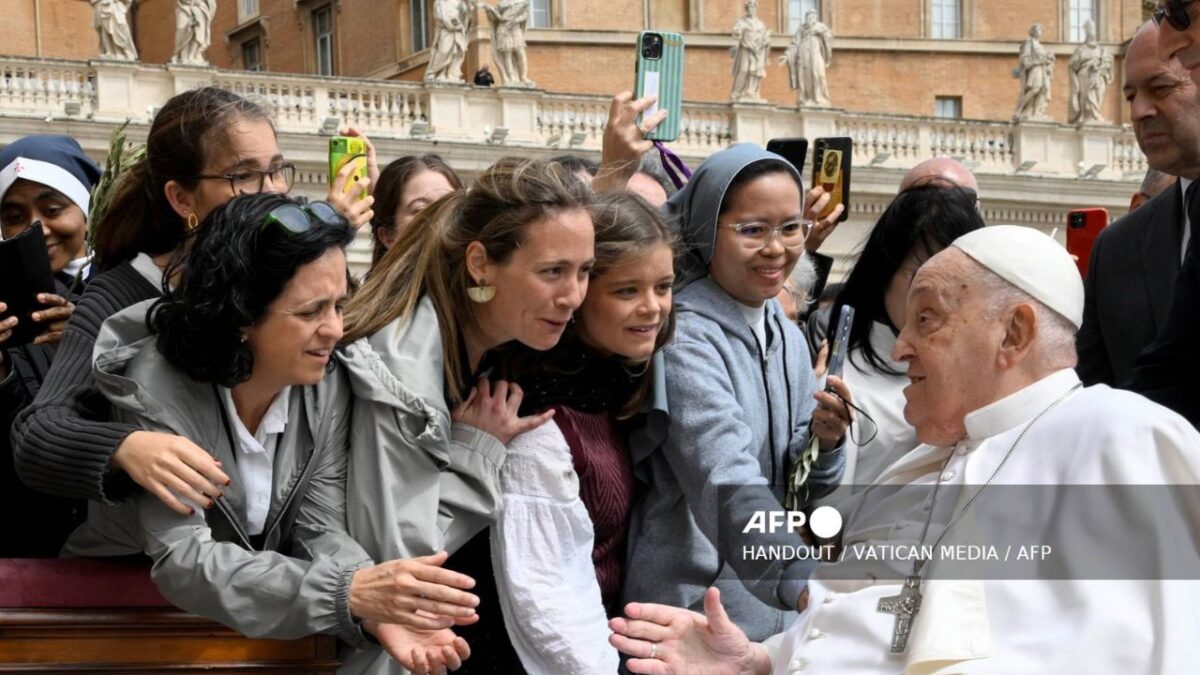 El Papa Francisco, apareció sentado en su silla de ruedas con un aspecto bastante saludable, sin cánulas nasales para el oxígeno.