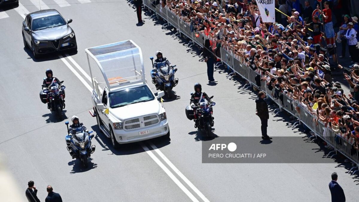 El papamóvil se trata de una camioneta Dodge Ram color blanco que utilizó Francisco en su viaje a México de 2016.