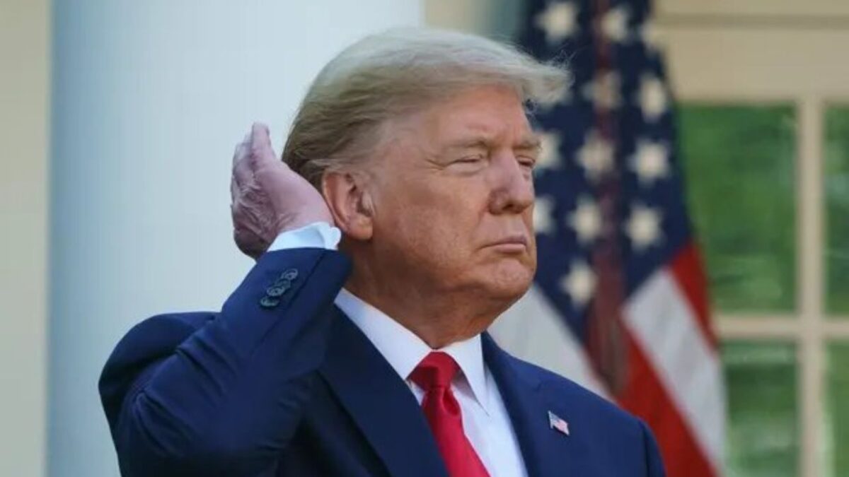 Trump firmó un decreto para aumentar el flujo del agua en las duchas; "para cuidar mi hermoso cabello", dijo.