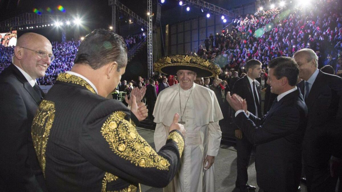 Enrique Peña Nieto reaparece para despedir al papa Francisco