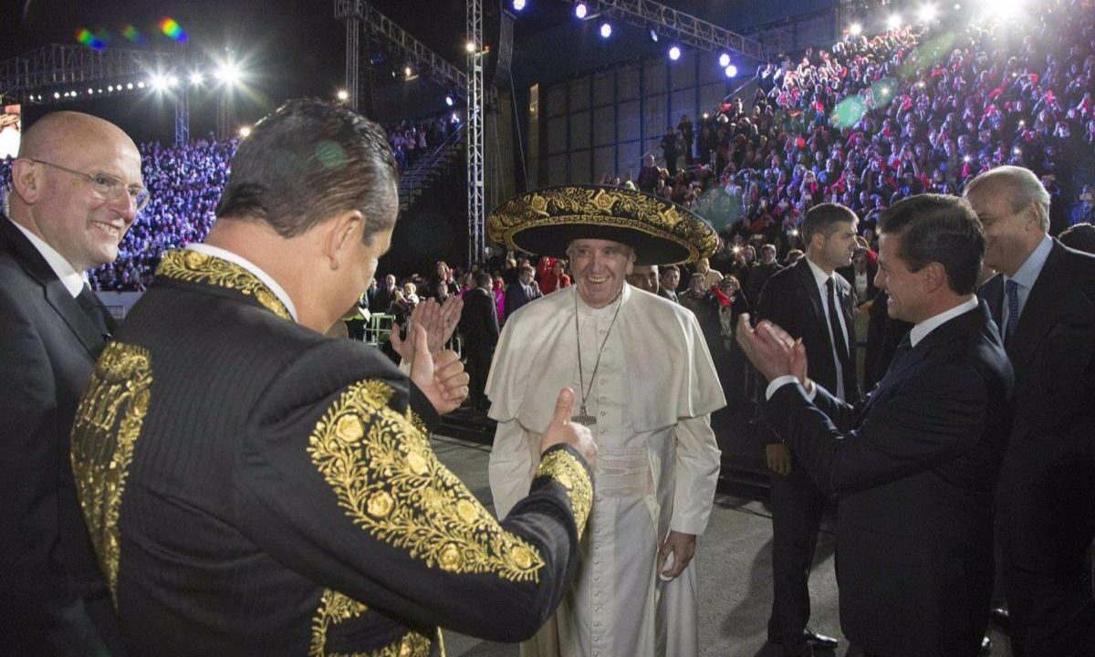 Enrique Peña Nieto reaparece para despedir al papa Francisco