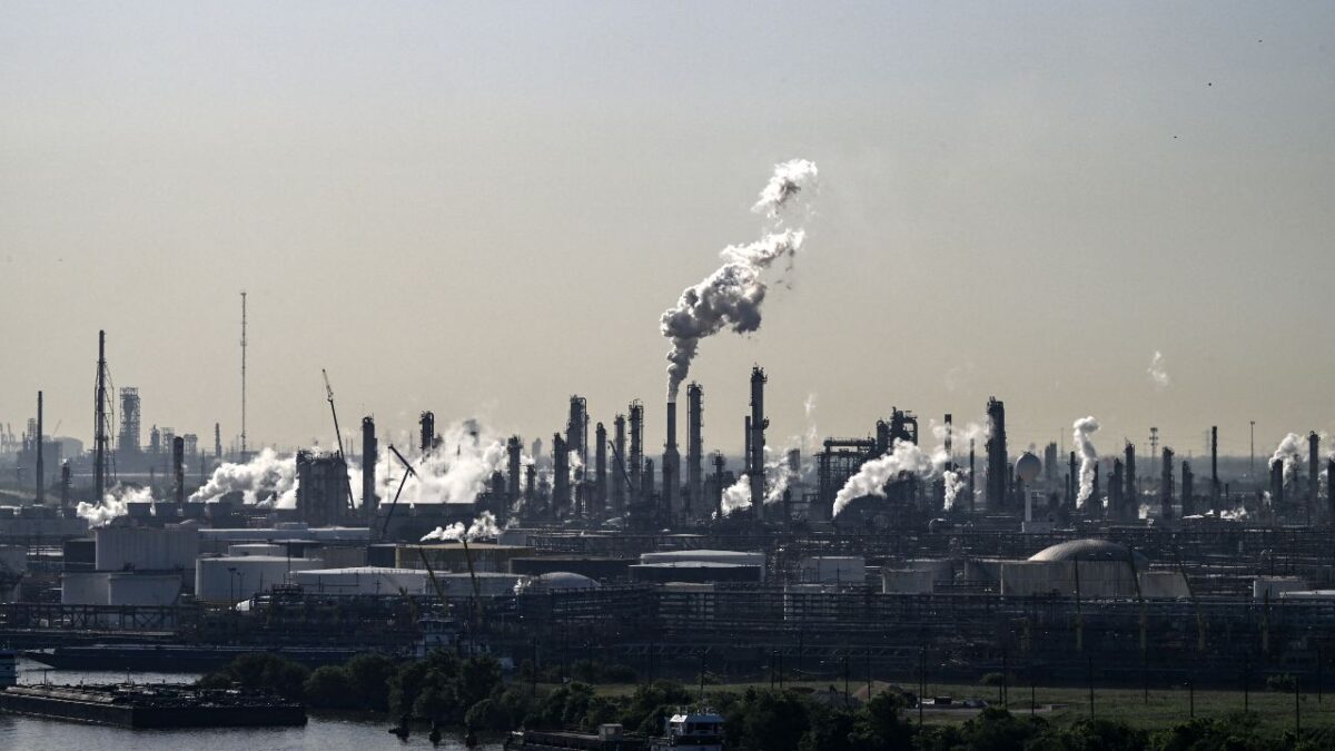 El barril de petróleo West Texas Intermediate (WTI) cerró en un precio inferior a los 60 dólares, un récord desde abril de 2021