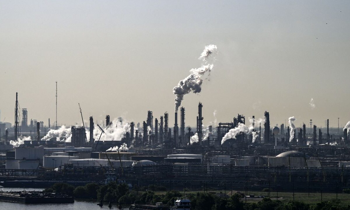 El barril de petróleo West Texas Intermediate (WTI) cerró en un precio inferior a los 60 dólares, un récord desde abril de 2021