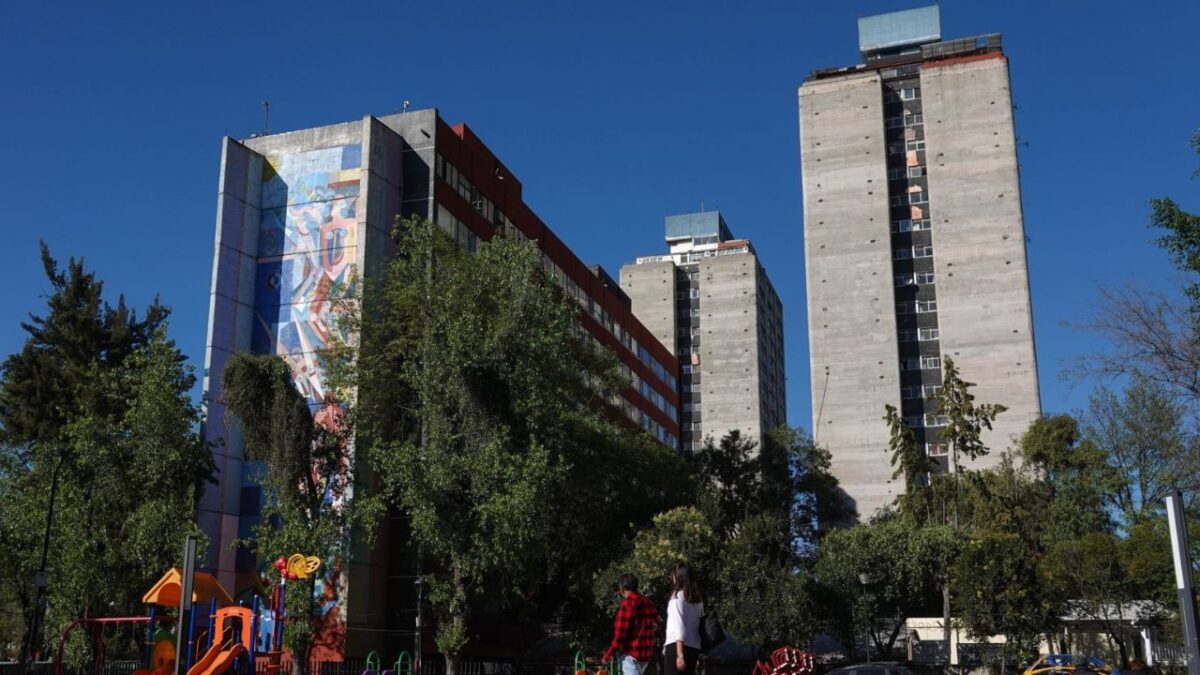 Ante las denuncias de vecinos documentadas por 24 Horas, Congreso capitalino exhortó a fortalecer la coordinación entre la Secretaría de Seguridad Ciudadana (SSC) y la alcaldía Cuauhtémoc para regular el uso de motocicletas, bicis y scooters en Tlatelolco.