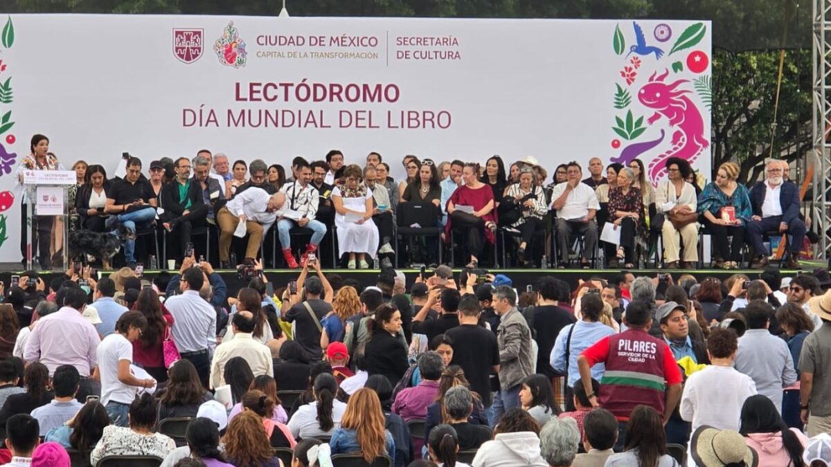 Clara Brugada, jefa de Gobierno, encabeza lectódromo en el Zócalo.