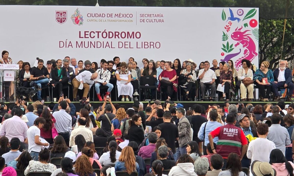 Clara Brugada, jefa de Gobierno, encabeza lectódromo en el Zócalo.