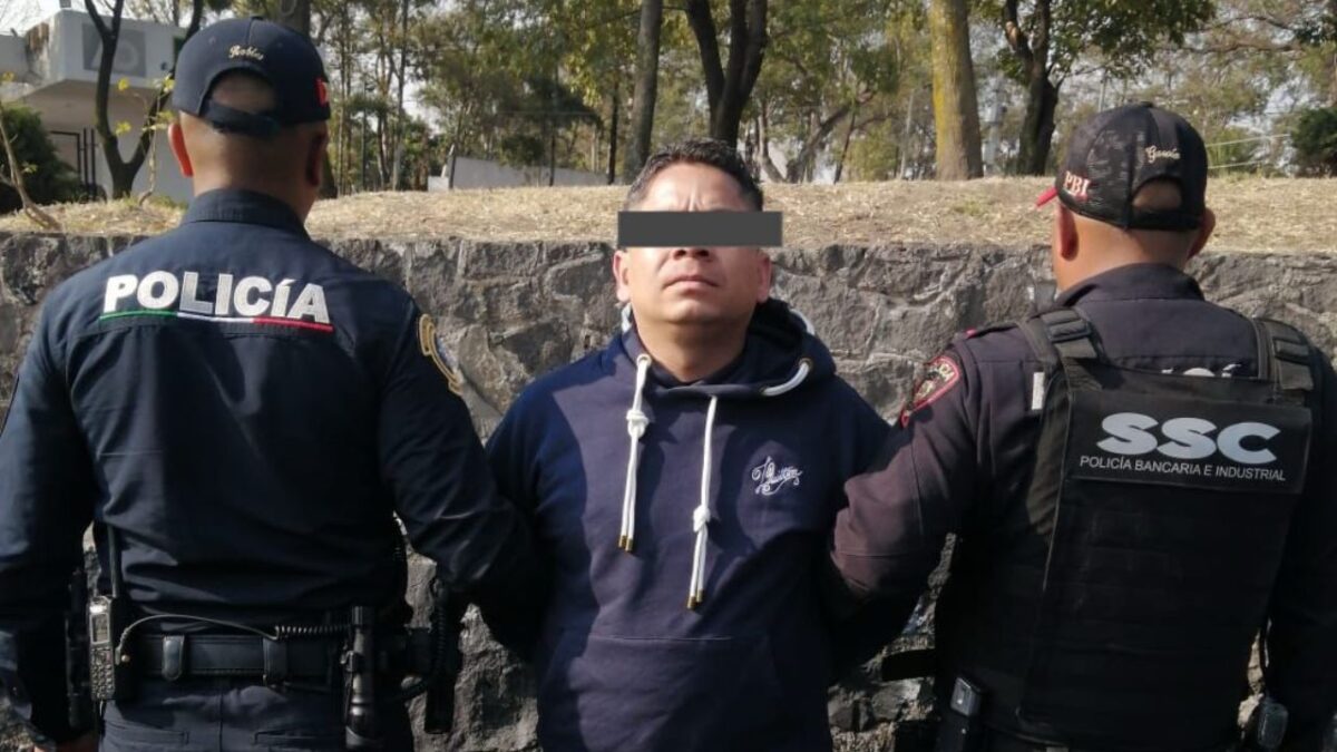 Elementos de la policía en la alcaldía Álvaro Obregón detuvieron a un hombre en motocicleta portando una réplica de arma de fuego y droga.