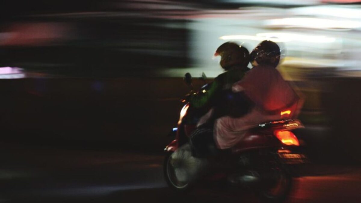Un menor de 13 años resultó con heridas graves por derrapar en una motocicleta, presuntamente por una persecución con policías municipales.