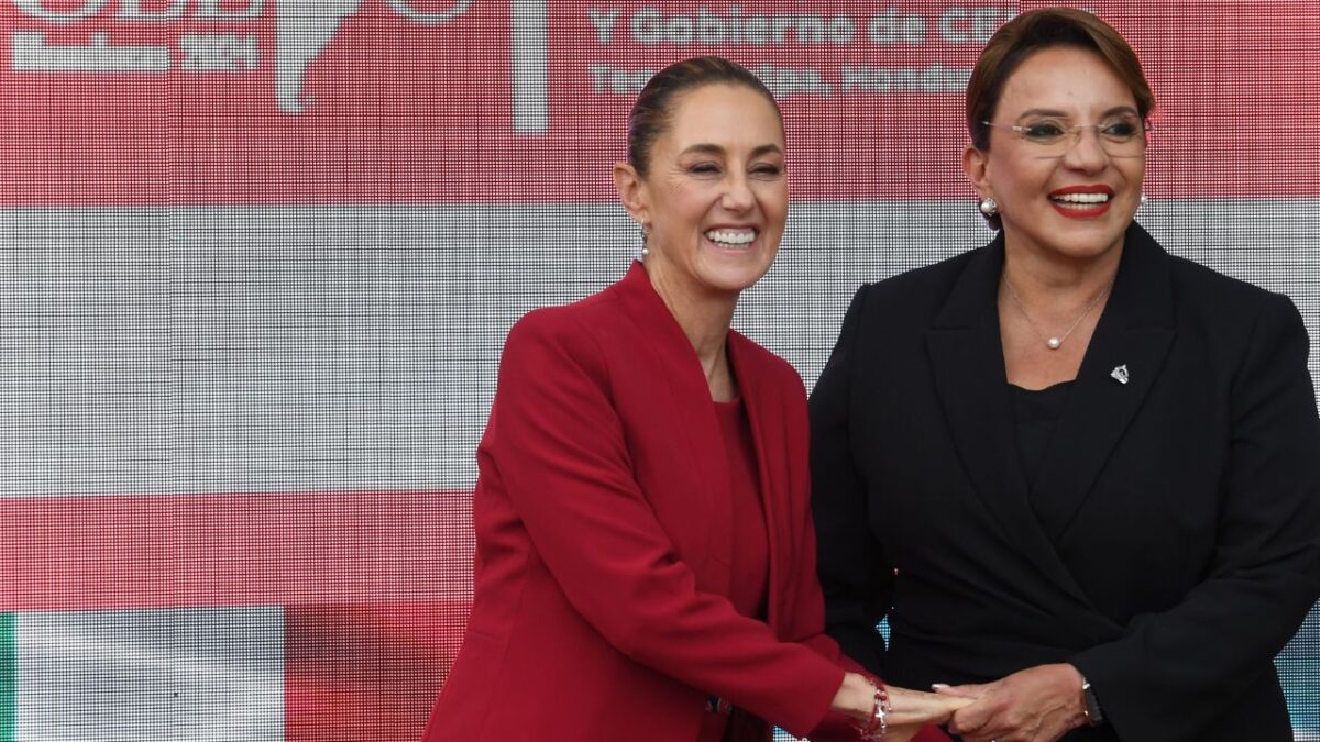 La presidenta de Honduras, Xiomara Castro, quien hoy deja la presidencia pro tempore de la Comunidad de Estados Latinoamericanos y Caribeños (CELAC), llamó a los 33 países de la región a caminar juntos ante el reacomodo económico de Estados Unidos y el mundo.