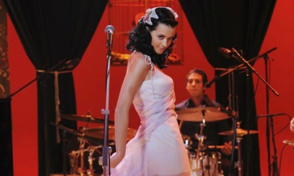 Profeco alerta a afectados por cancelación de concierto de Katy Perry en Guadalajara, que deben recibir devolución y compensación por adquirir entradas.