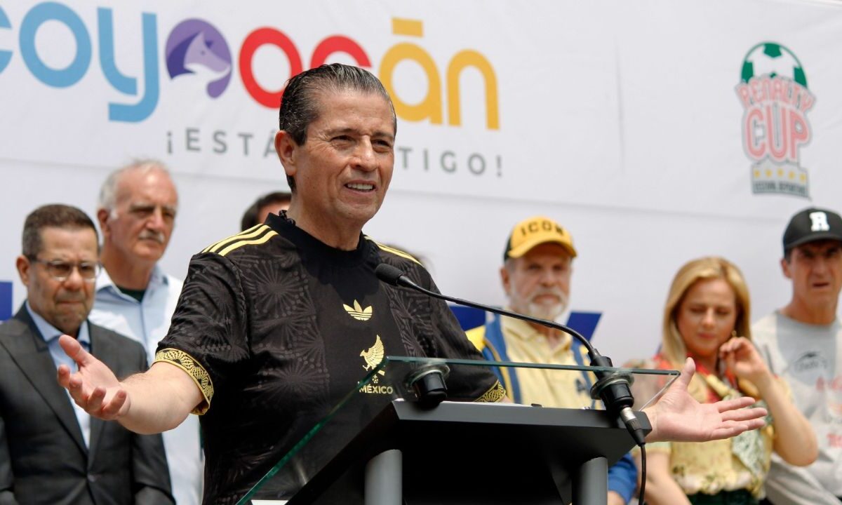 Con el tiro de un penalty, el Alcalde de Coyoacán participa en un concurso de fútbol con el que se promueve acercar a la niñez al deporte.
