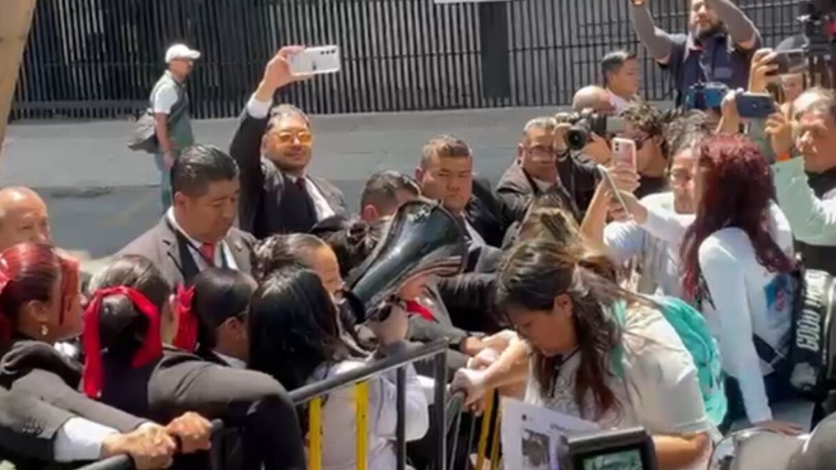 Así protestaron en el Senado, con pancartas y consignas.