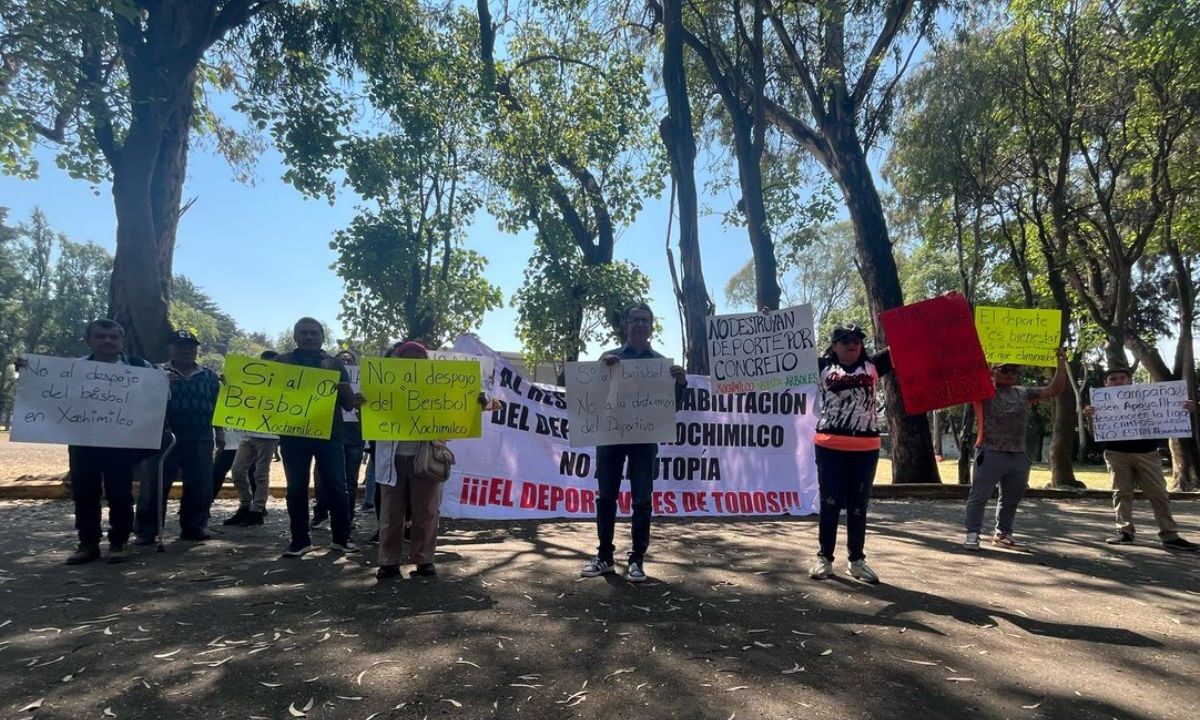 Miembros de la Sociedad Civil Organizada de Xochimilco se manifestaron en el Deportivo local contra la construcción de una Utopia.
