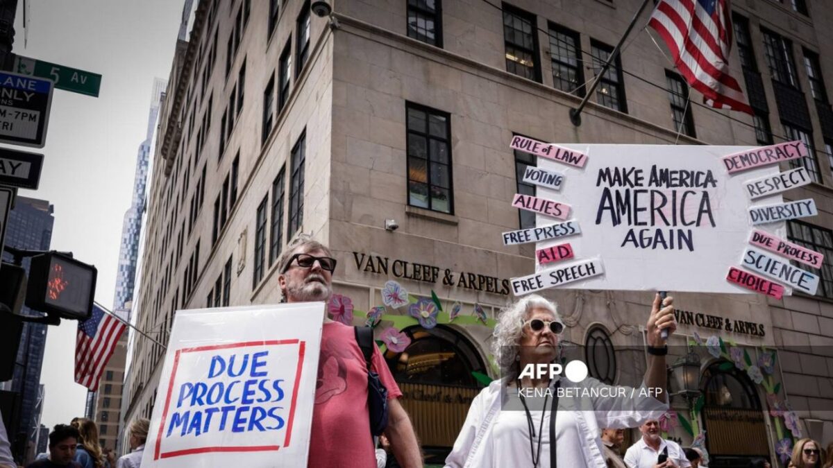Miles de manifestantes salieron a las calles de Nueva York para protestar contra las políticas de Trump
