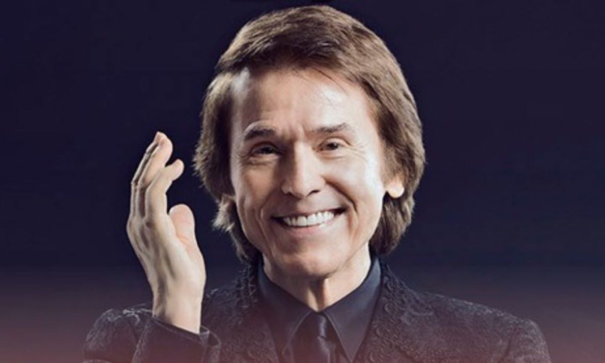 El cantante Raphael, de 81 años, anunció que retomará "su agenda" en junio tras cuatro meses de tratamiento de un linfoma cerebral.