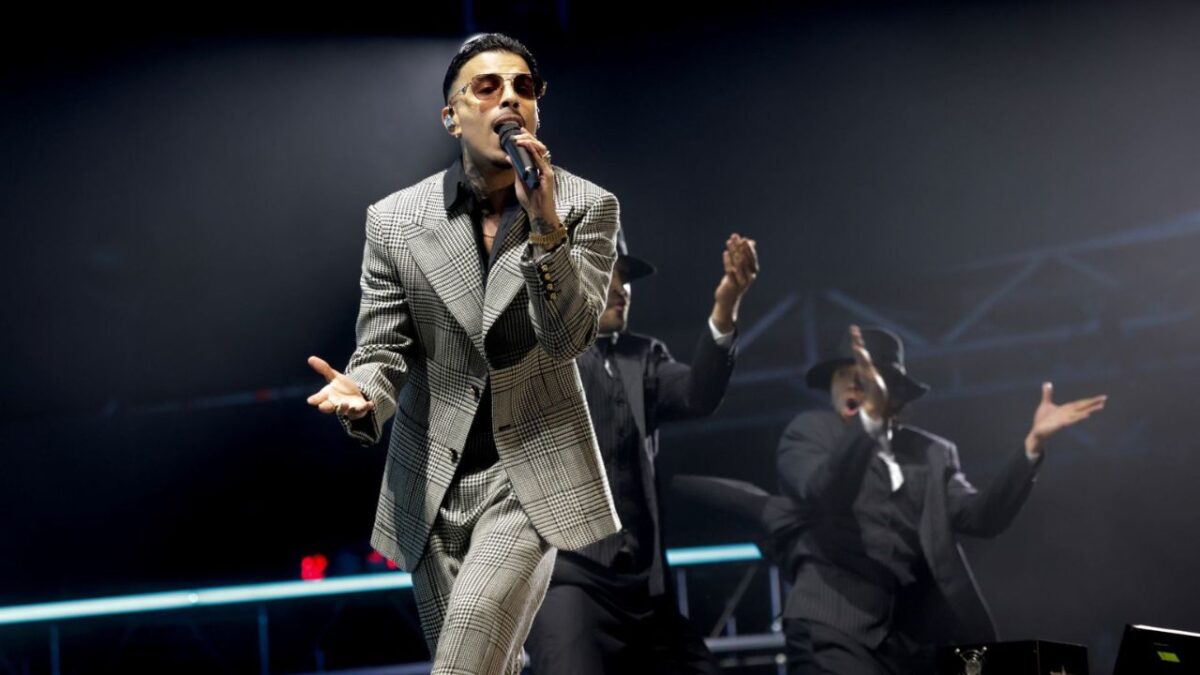 En medio de la promoción de su más reciente álbum, Cosa Nuestra, el cantante puertorriqueño Rauw Alejandro ha anunciado conciertos para Latinoamérica que incluye a México.