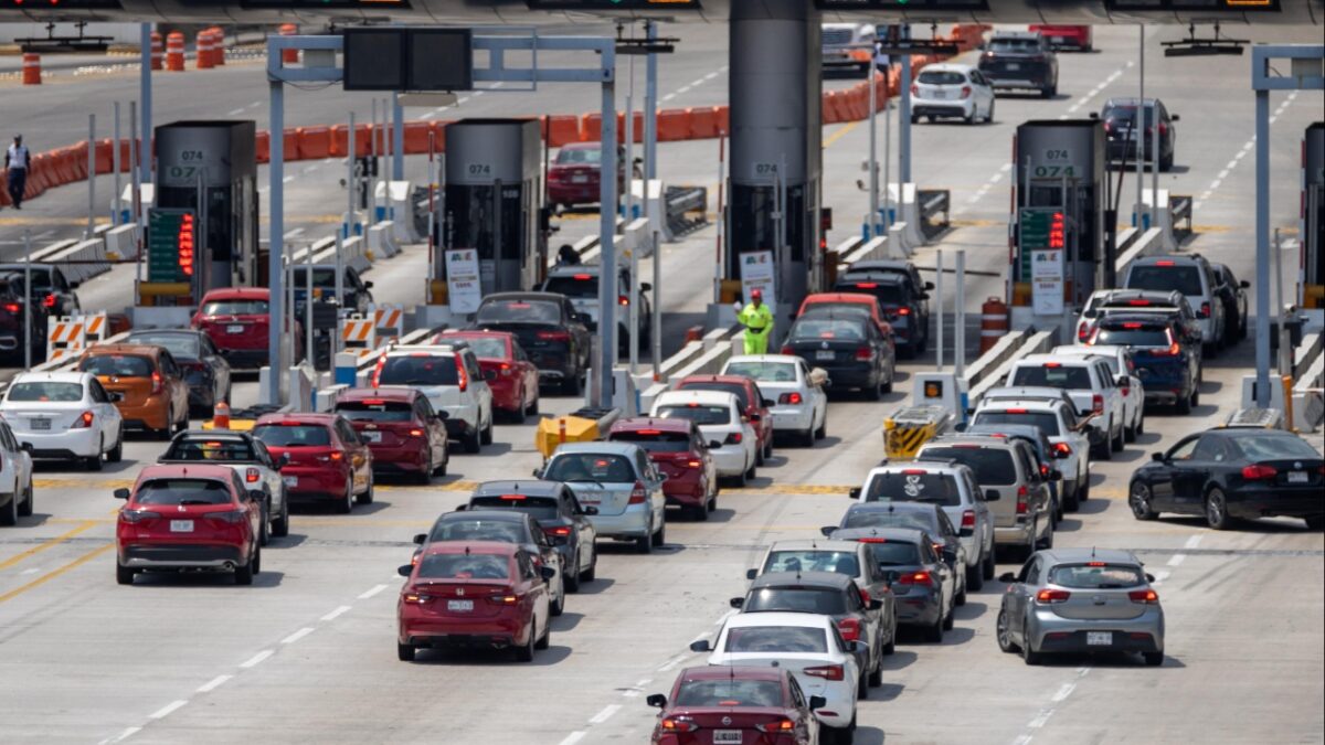 Capitalinos vuelven a la ciudad tras vacaciones