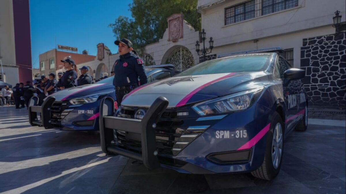 Entrega de patrullas y baja de policias
