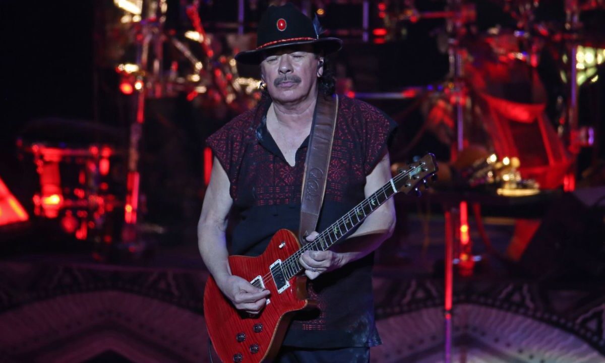 Carlos Santana se encuentra en proceso de recuperación tras estar hospitalizado.