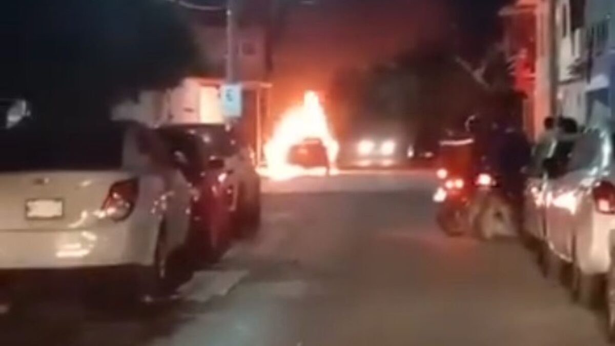 Villahermosa, Tabasco, vivió una noche de martes y madrugada de miércoles de violencia lo que activó el código rojo; se reportaron ataques armados, vehículos incendiados, bloqueos, colocación de ponchallantas y mensajes con amenazas en distintos puntos de la ciudad.