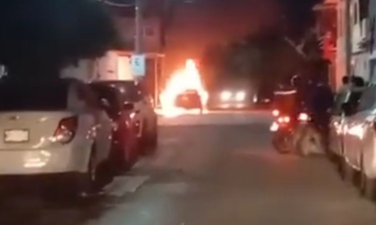Villahermosa, Tabasco, vivió una noche de martes y madrugada de miércoles de violencia lo que activó el código rojo; se reportaron ataques armados, vehículos incendiados, bloqueos, colocación de ponchallantas y mensajes con amenazas en distintos puntos de la ciudad.