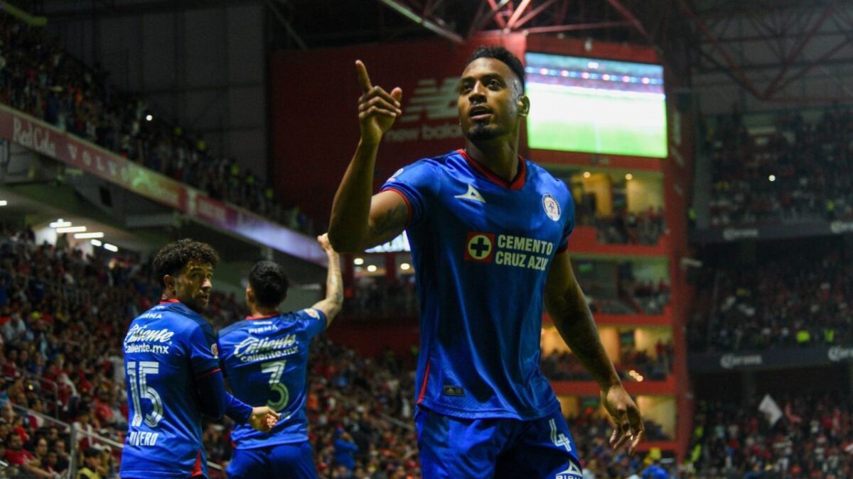 Willer Ditta, defensa central de Cruz Azul, estaría involucrado en un accidente automovilístico en la CDMX, según reportes.