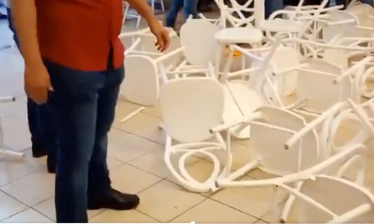 Un grupo de manifestantes reventó a sillazos un foro que era encabezado por el senador Raúl Morón, en Apatzingán, Michoacán.