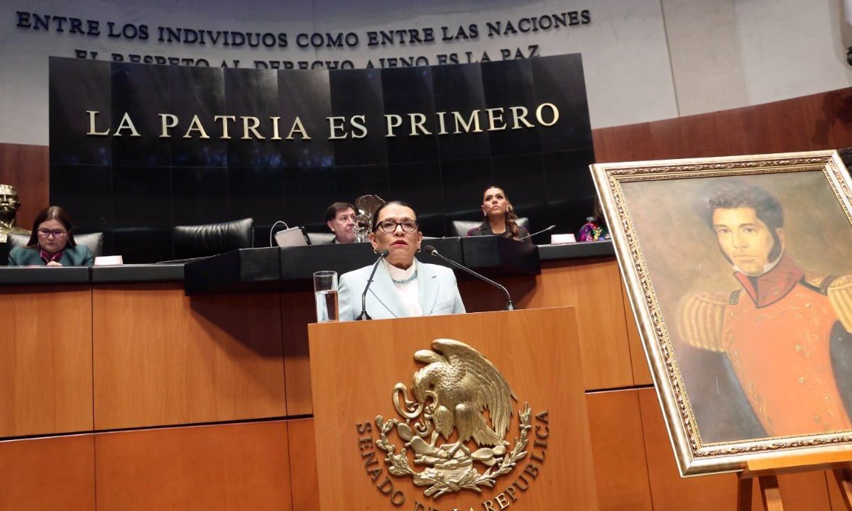 La titular de Gobernación, Rosa Icela, asistió a la develación de una leyenda alusiva a Vicente Guerrero en el muro de honor del Senado