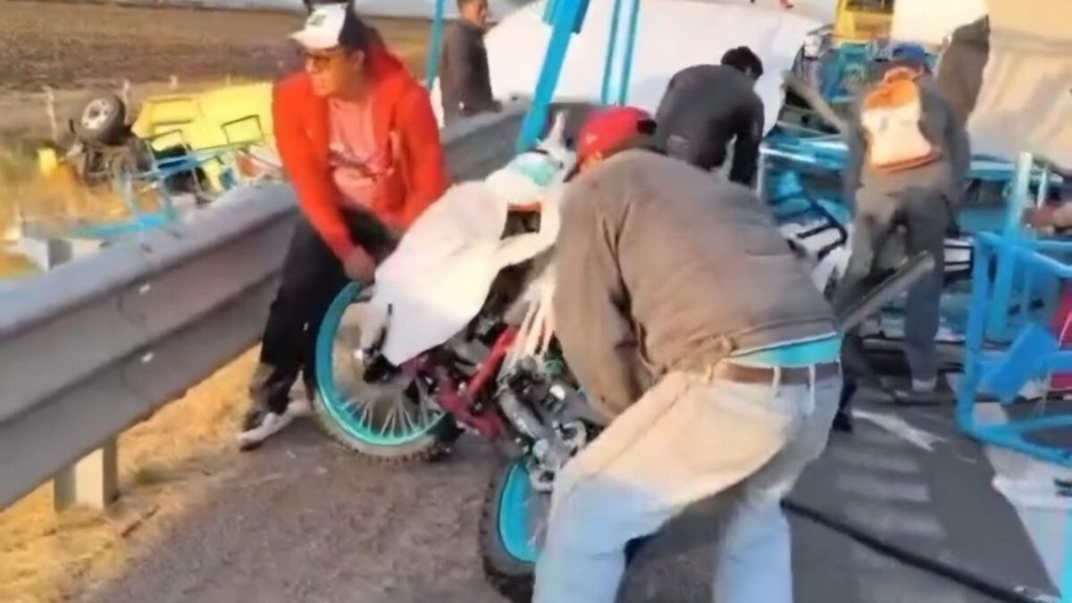 Decenas de personas comenzaron la rapiña al saquear un tráiler con motocicletas que volcó en la Autopista Arco Norte en Jilotepec.