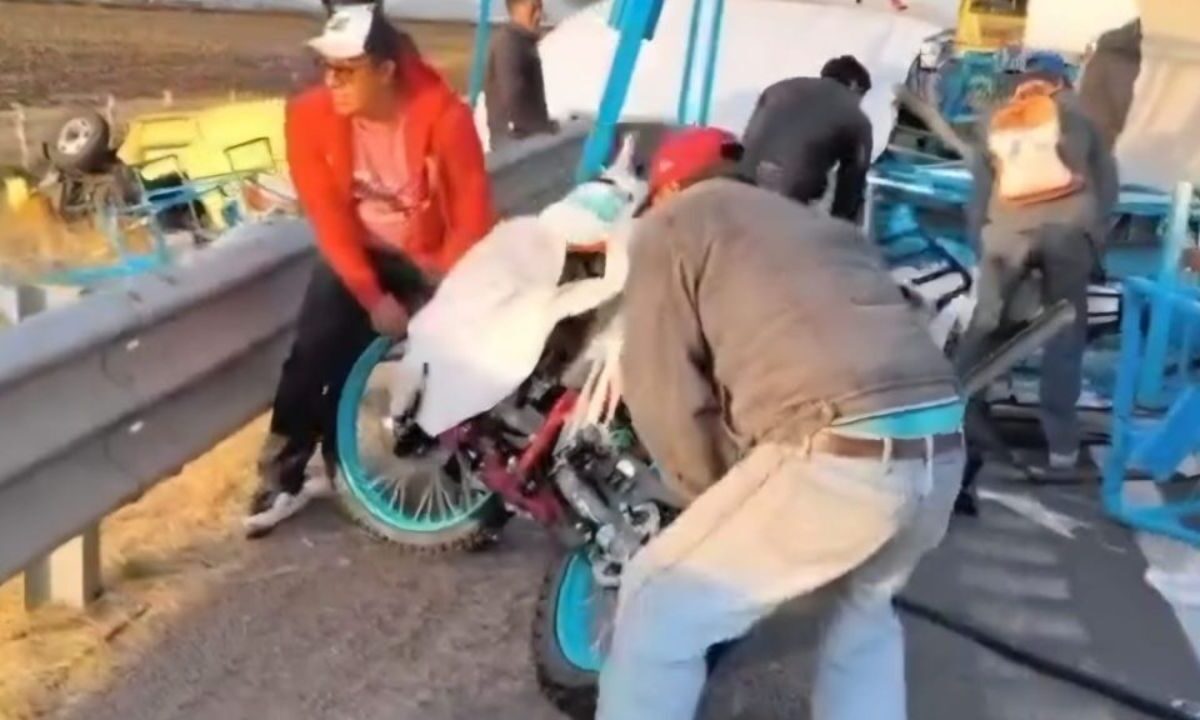 Decenas de personas comenzaron la rapiña al saquear un tráiler con motocicletas que volcó en la Autopista Arco Norte en Jilotepec.