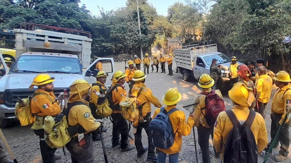 Un considerable incendio forestal se extiende peligrosamente en cerros del poblado de Santo Domingo, en Tepoztlán, Morelos.