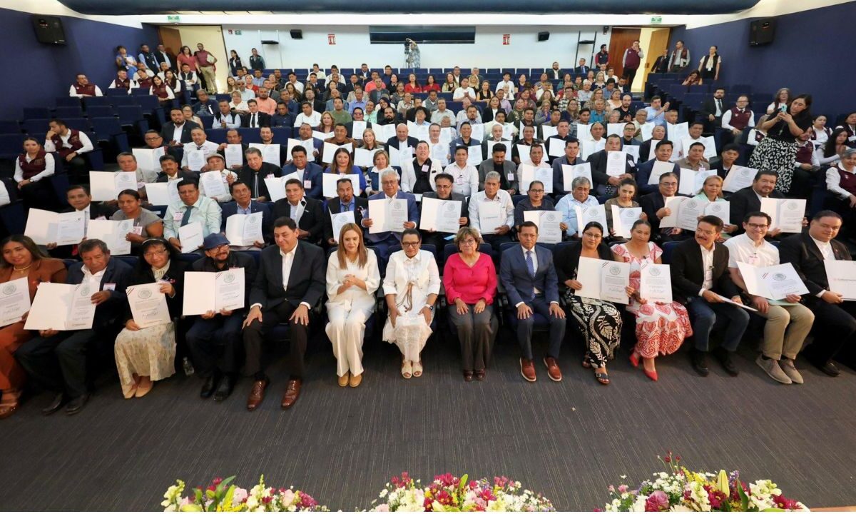 La secretaria de Gobernación, Rosa Icela Rodríguez Velázquez, entregó registros a 77 nuevas asociaciones religiosas de 19 entidades del país.