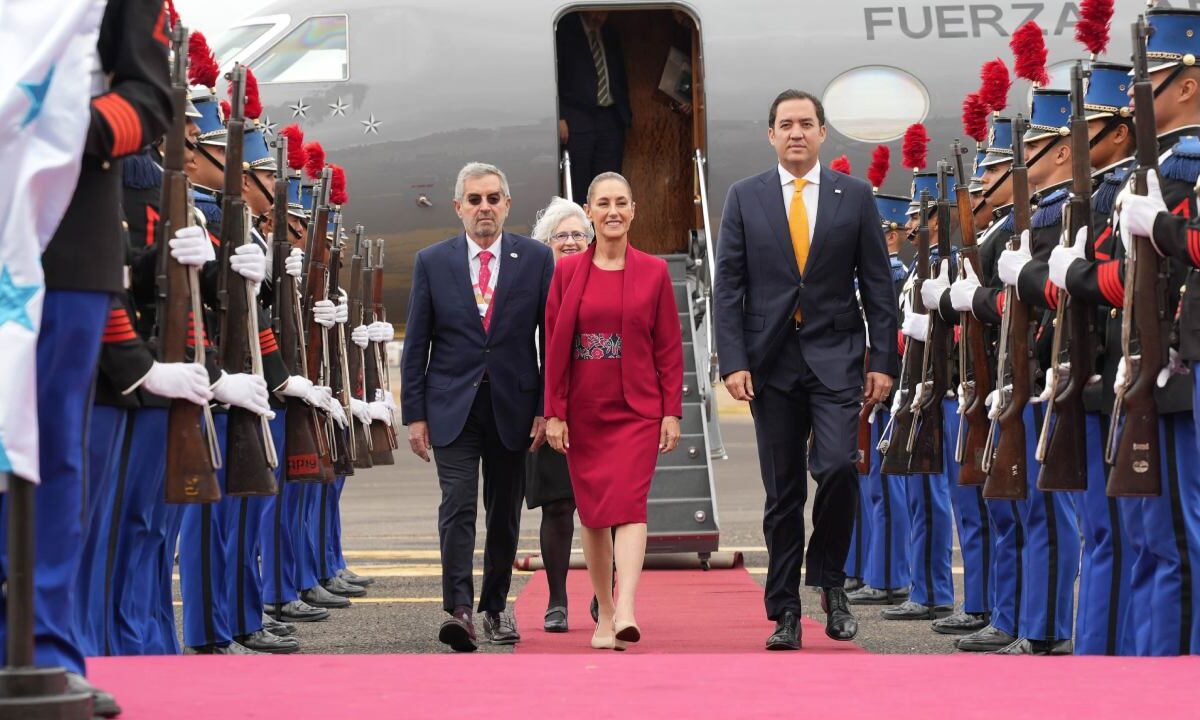 Claudia Sheinbaum dejó la Cumbre de la Celac y regresa a México.