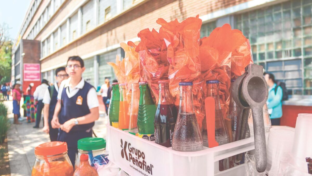 Colegios está prohibida la venta de productos chatarra y la Secretaría de Educación suma a grandes empresas de alimentos calóricos