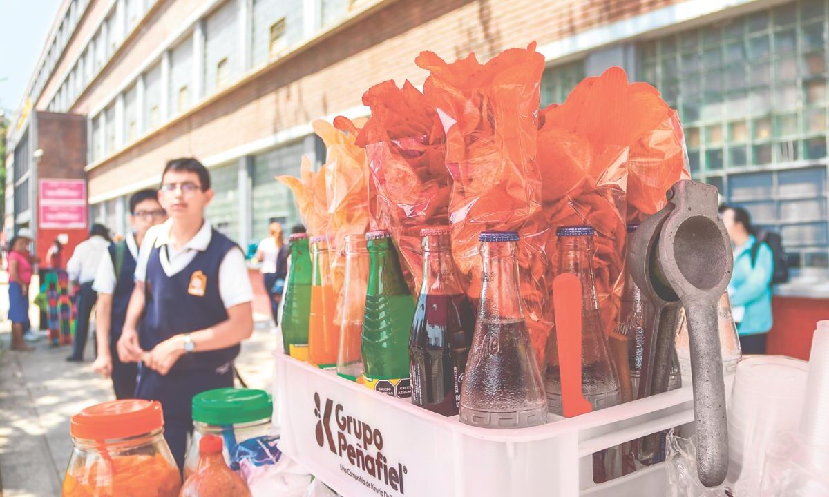 Colegios está prohibida la venta de productos chatarra y la Secretaría de Educación suma a grandes empresas de alimentos calóricos