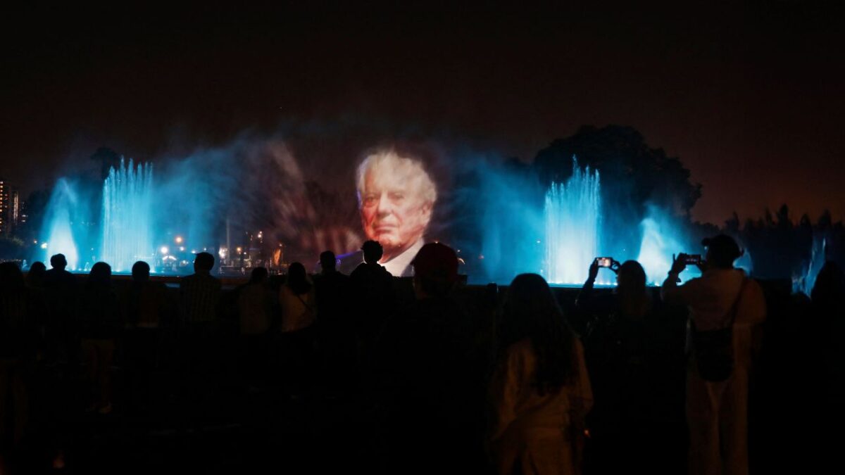España otorgó ayer al fallecido escritor Mario Vargas Llosa la mayor condecoración que dedica a personajes destacados en la cultura