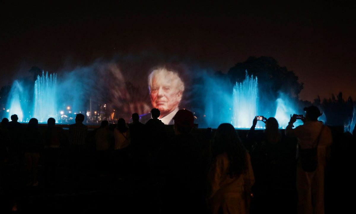 España otorgó ayer al fallecido escritor Mario Vargas Llosa la mayor condecoración que dedica a personajes destacados en la cultura