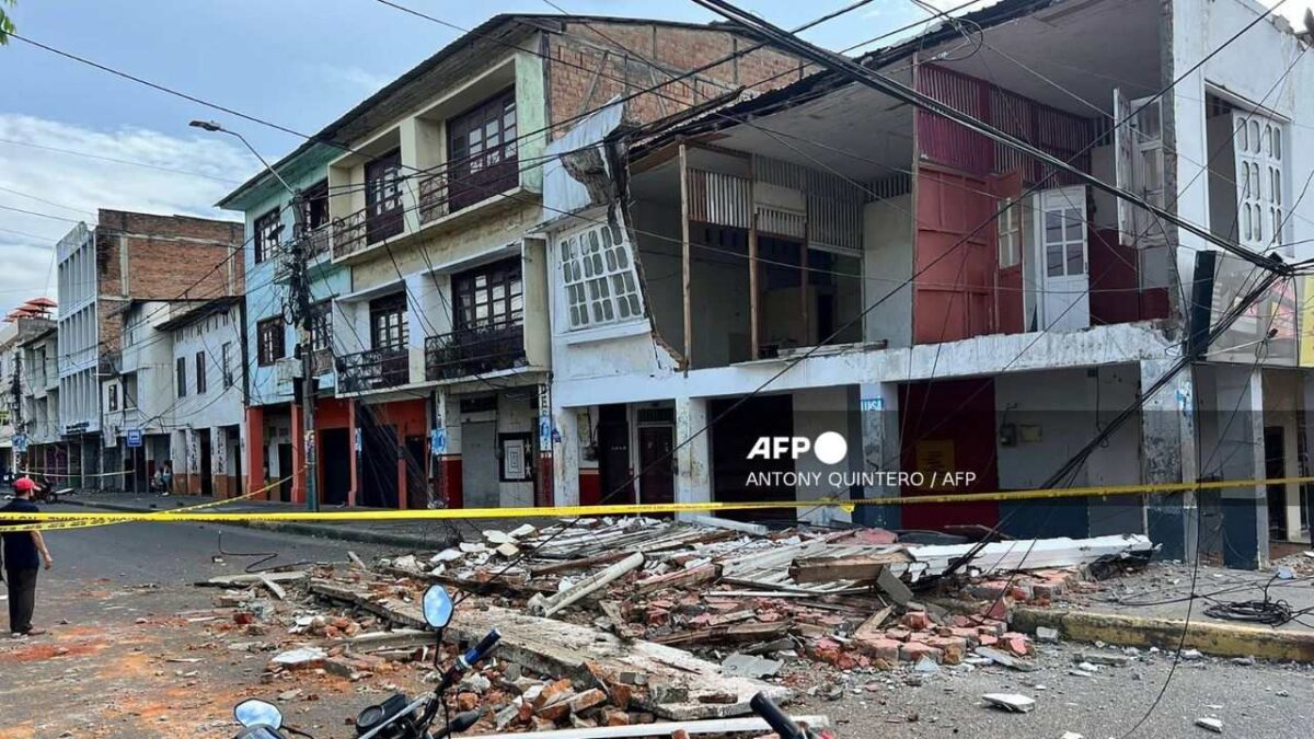 Al menos 20 personas heridas y más de 100 viviendas fueron destruidas por un sismo de magnitud 6,3 que sacudió este viernes a Ecuador.