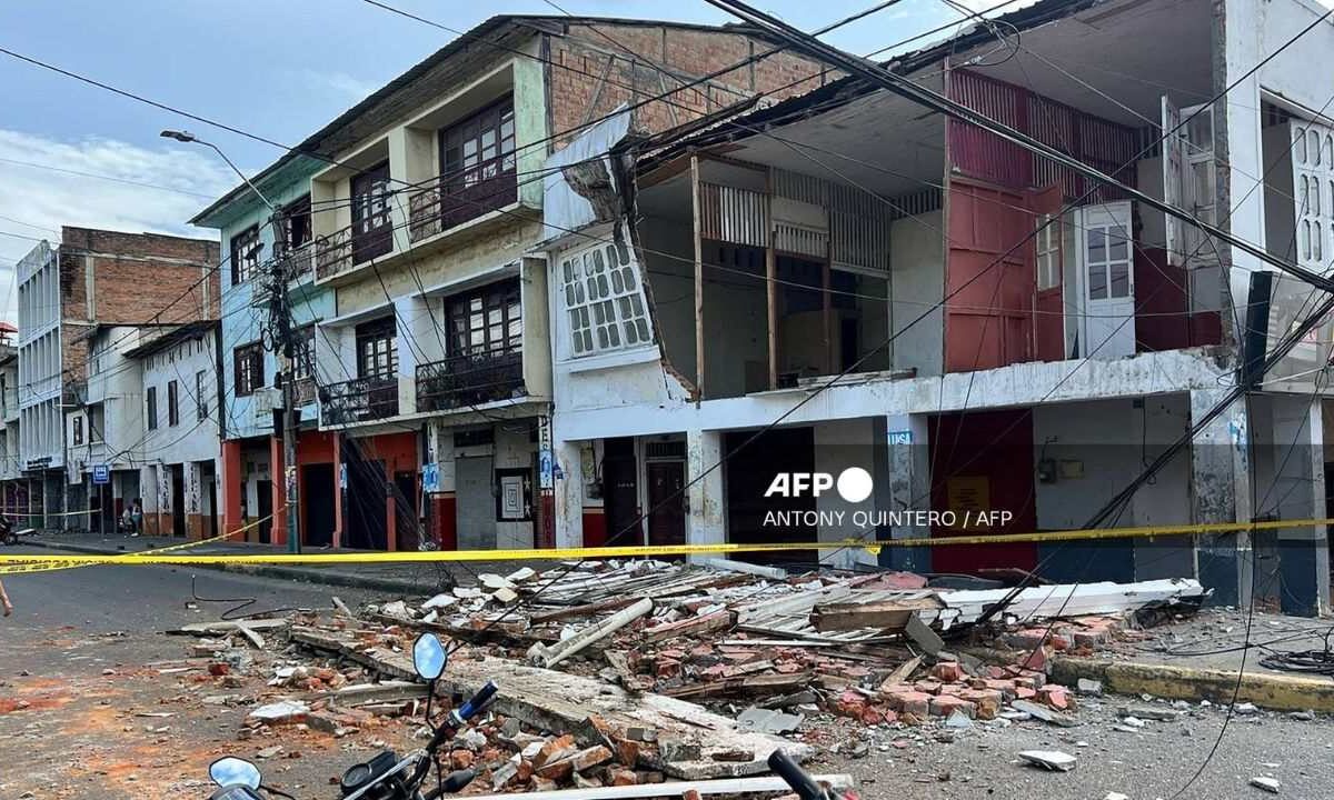 Al menos 20 personas heridas y más de 100 viviendas fueron destruidas por un sismo de magnitud 6,3 que sacudió este viernes a Ecuador.